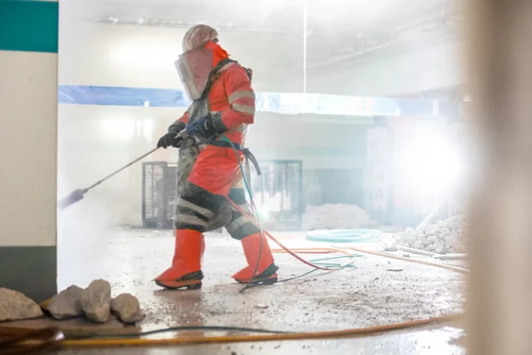 Facharbeiter in voller Schutzausrüstung bei der Untergrundvorbereitung mittels Höchstdruckwasserstrahlen (HDW).