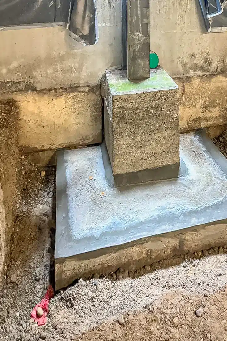 Abgedichteter Stützensockel auf einer erweiterten Fundamentbasis zur dauerhaften Instandsetzung der Parkhausstatik.