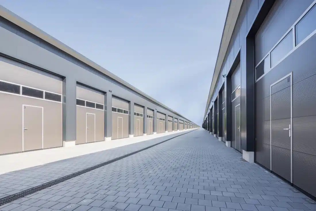 Gewerbebau Neubau Mietlager in Donauwoerth mit Garagen Tore in einer Reihe