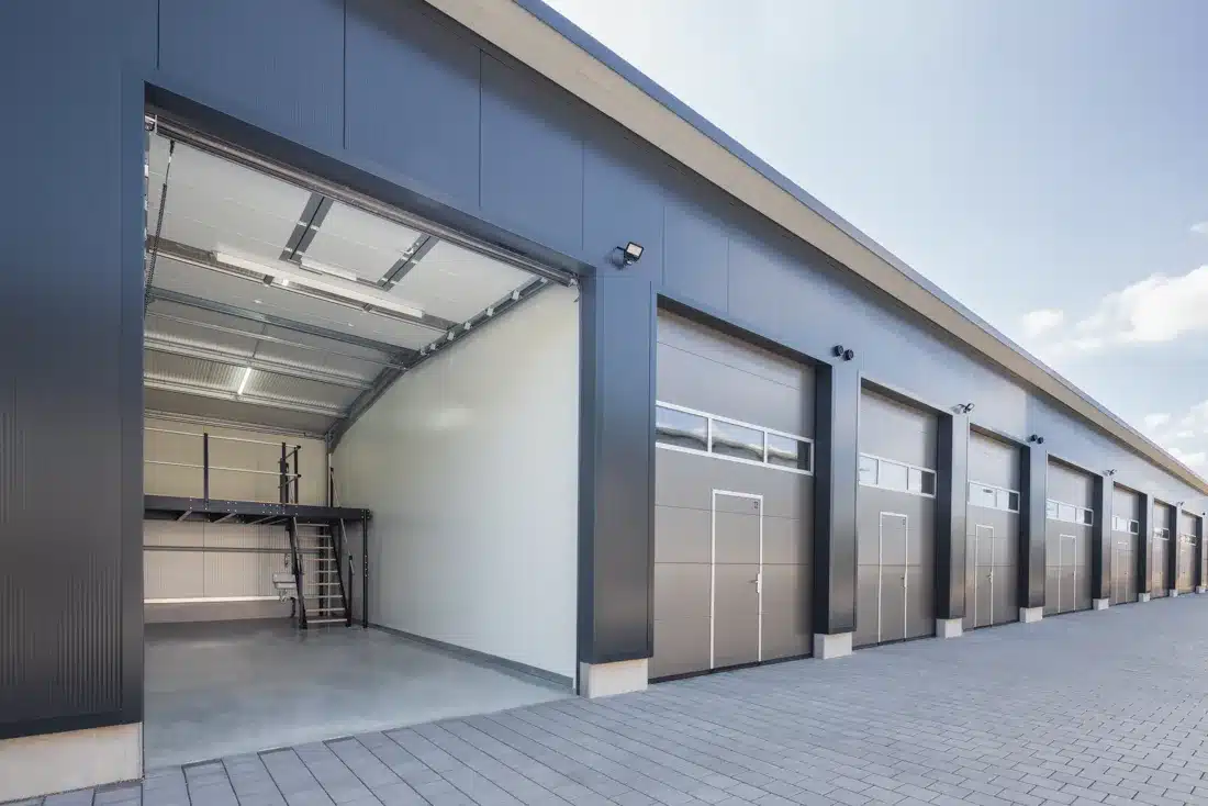 Gewerbebau Neubau Mietlager in Donauwoerth mit offenem Garagen Tor