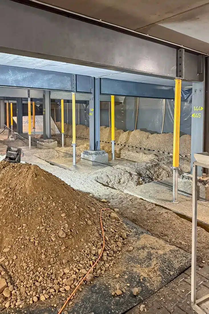Großbaustelle Parkhaussanierung: Erdaushub und statische Sicherung der Trägerkonstruktion vor der finalen Bodenbeschichtung.